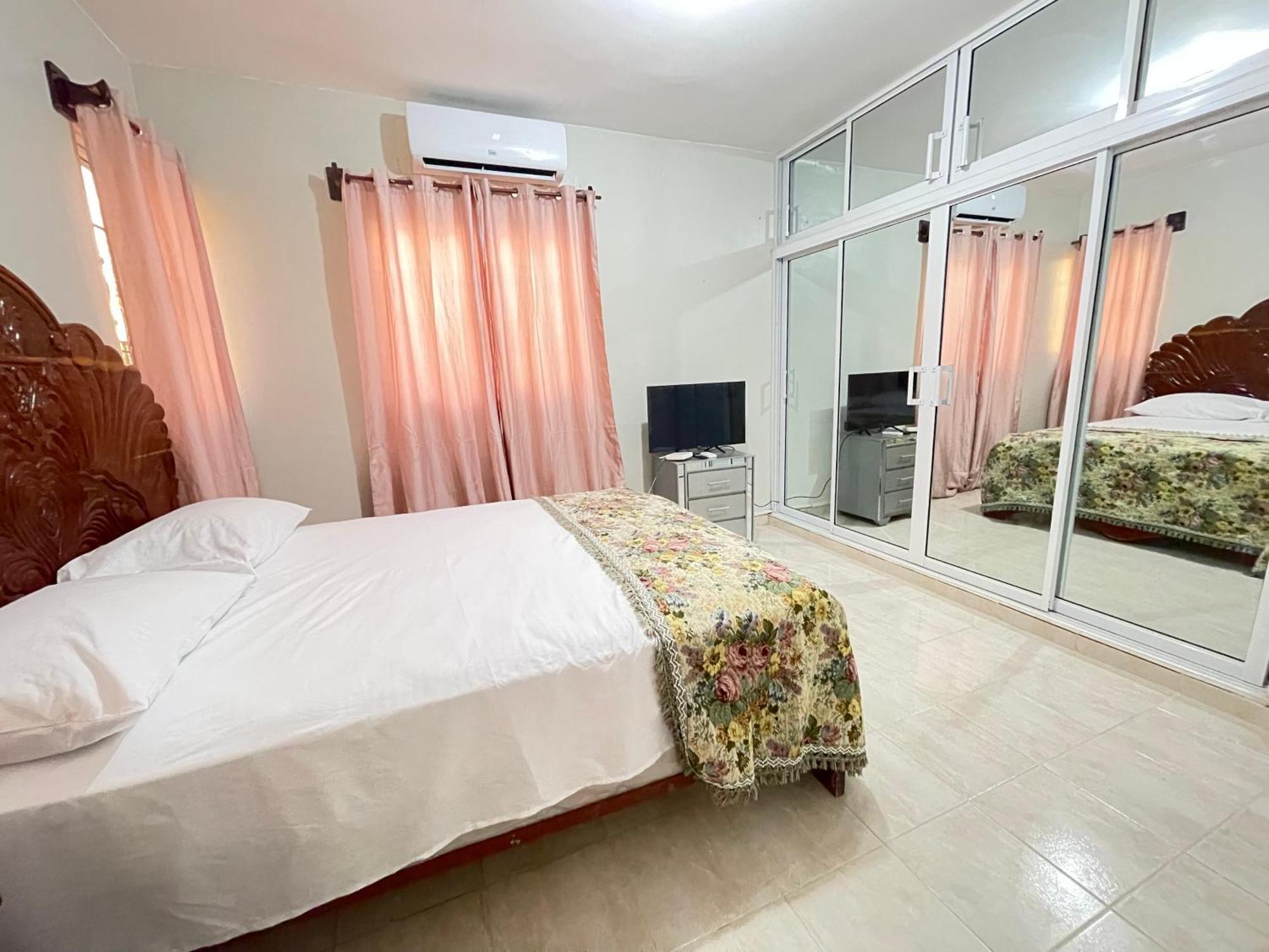 La Grua Casa Familiar Acogedora En Zona Residencialヴィラ エクステリア 写真
